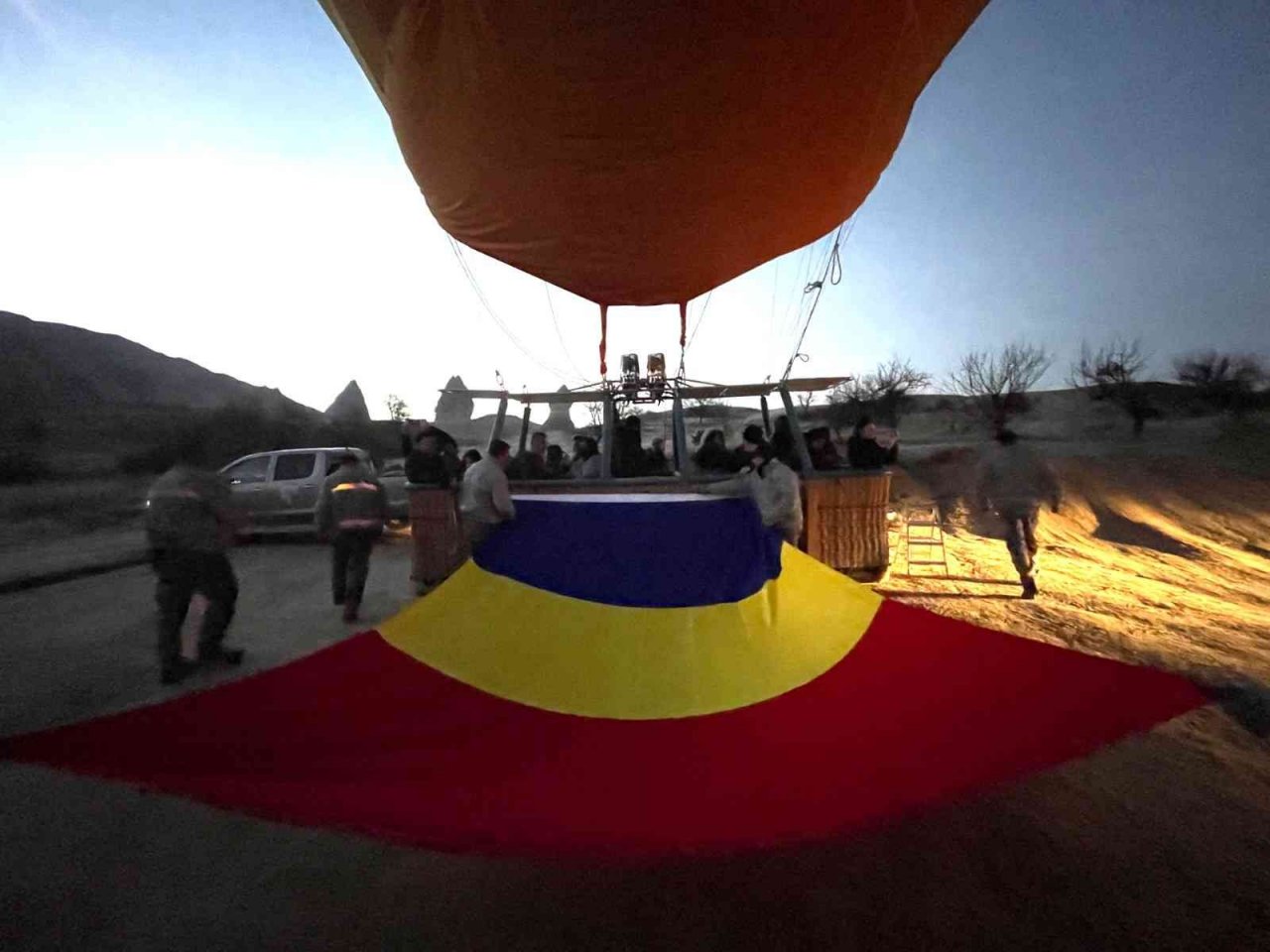 Kapadokya’da sıcak hava balonları Romanya bayrağıyla havalandı