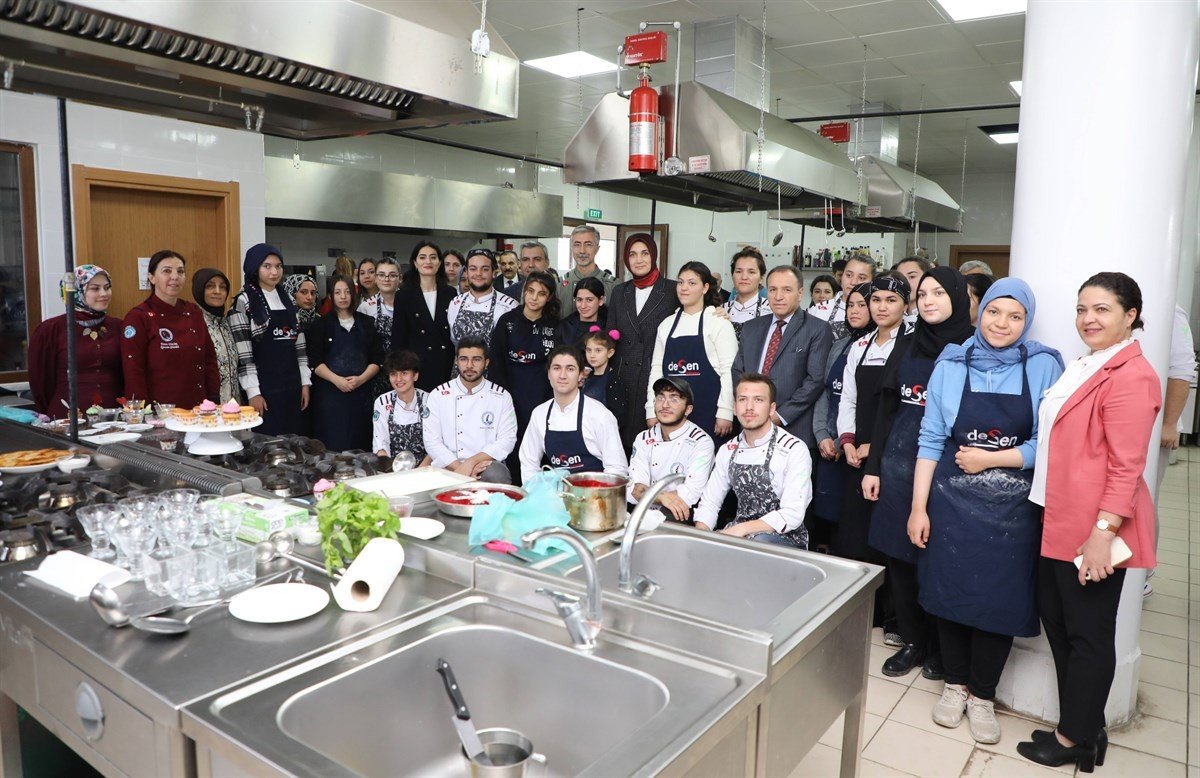 Vali aşçı önlüğünü giyinip ocağın başına geçti