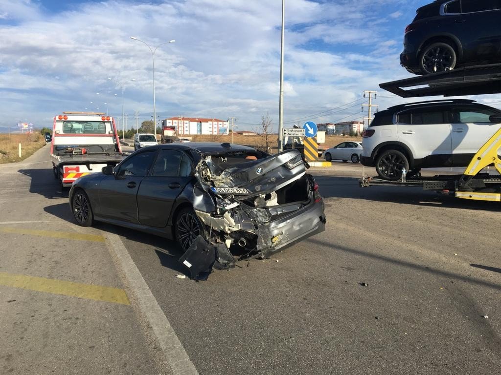 Otomobil ile treyler çarpıştı