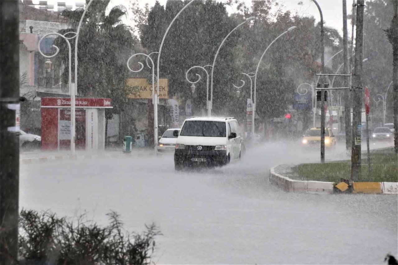 Antalya’da 1 saat etkili olan sağanak yağışta çilek seraları sular içinde kaldı