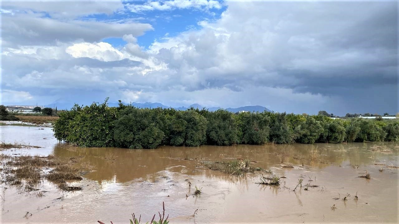 Antalya’da sağanak yağışta araçlar yollarda kaldı
