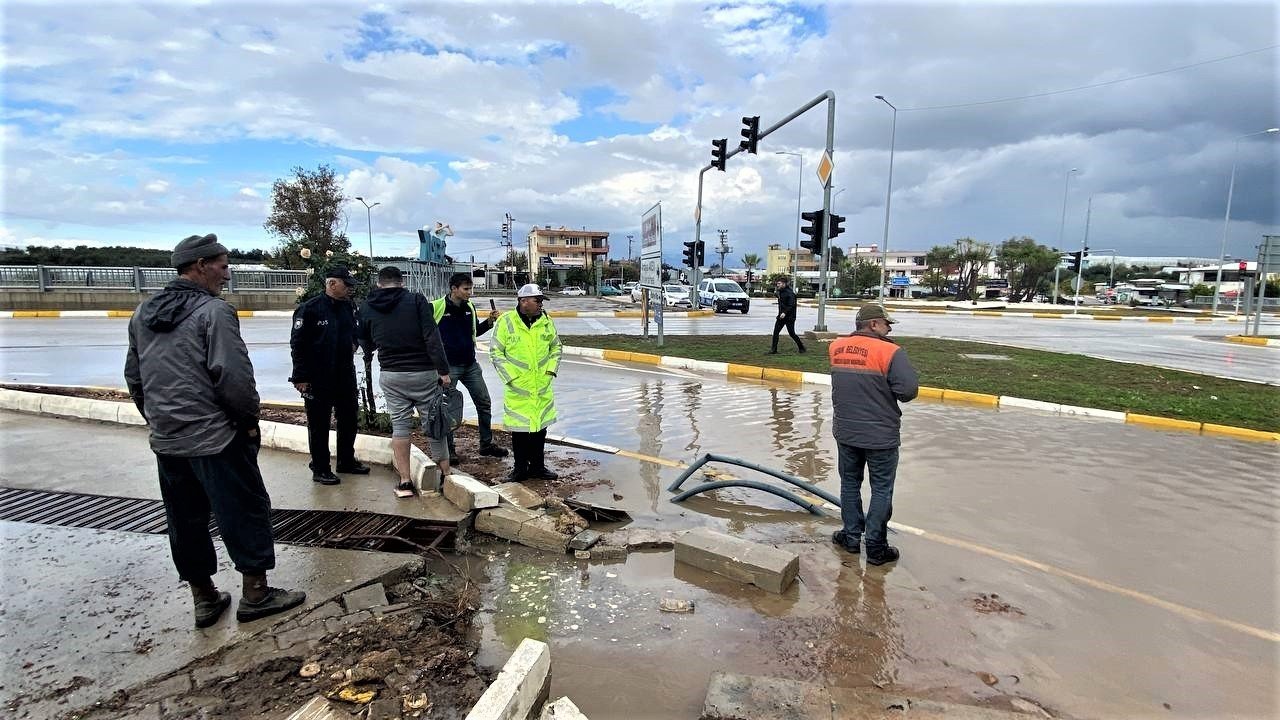 Antalya’da sağanak yağışta araçlar yollarda kaldı