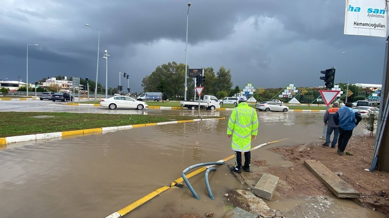Antalya’da sağanak yağışta araçlar yollarda kaldı