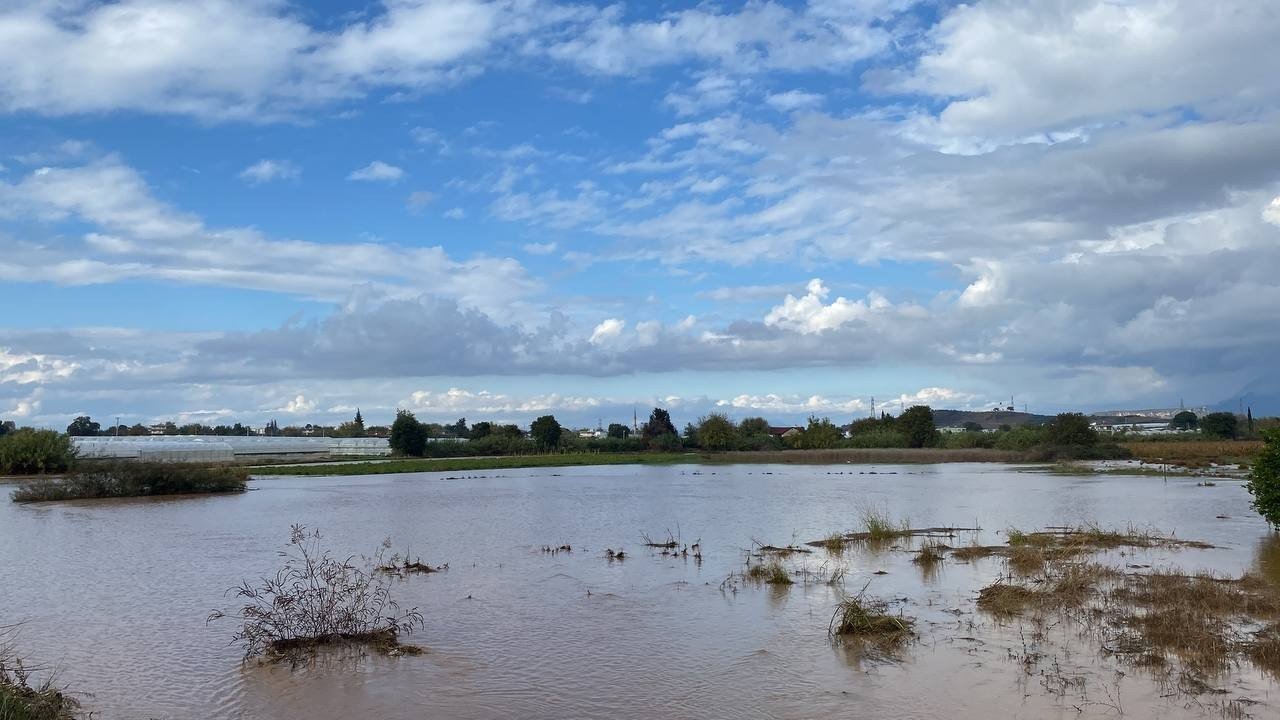 Antalya’da sağanak yağışta araçlar yollarda kaldı