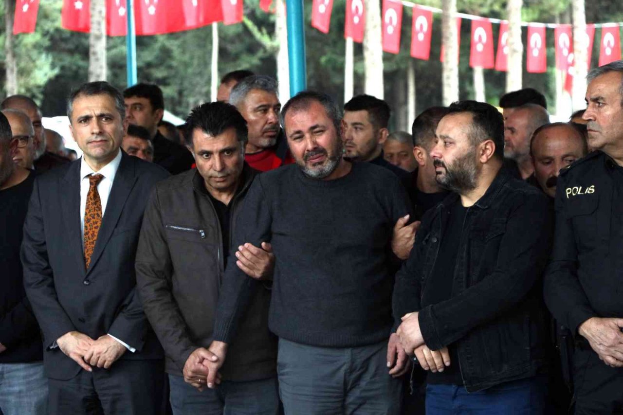 Okulda öldürülen öğrenci, beyaz duvağıyla son yolculuğuna uğurlandı