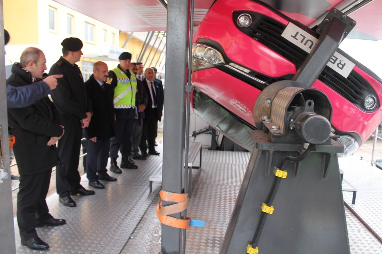 Emniyet kemeri simülasyon aracından inenler emniyet kemerinin önemini anladılar