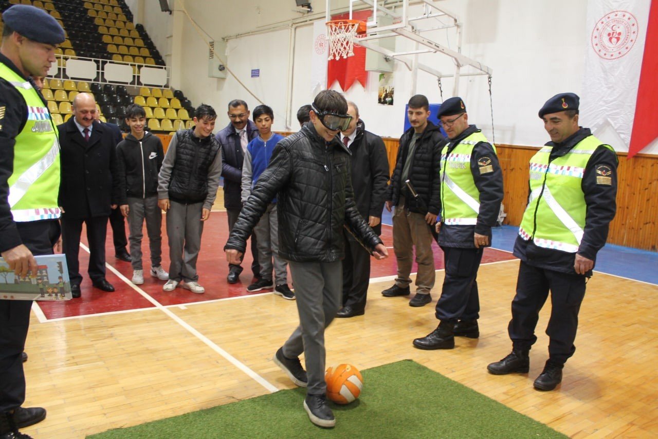 Emniyet kemeri simülasyon aracından inenler emniyet kemerinin önemini anladılar