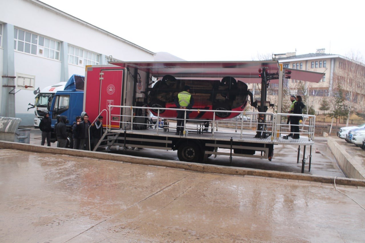 Emniyet kemeri simülasyon aracından inenler emniyet kemerinin önemini anladılar