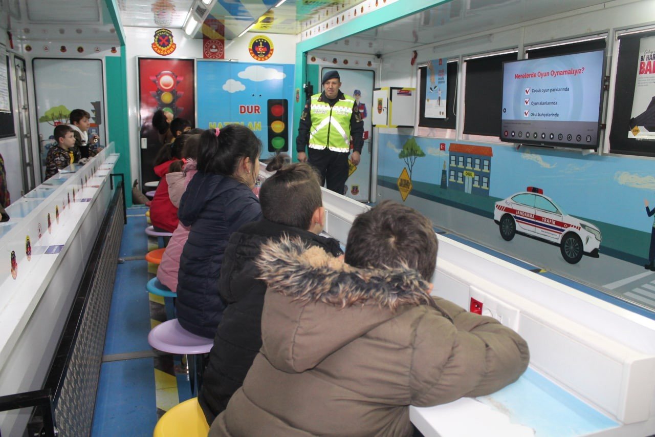 Emniyet kemeri simülasyon aracından inenler emniyet kemerinin önemini anladılar