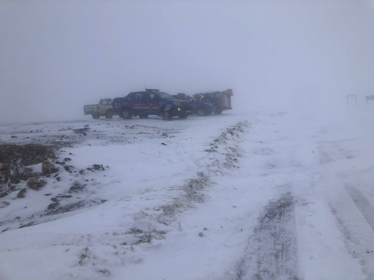 Bayburt’ta aracı kara saplanan vatandaş mahsur kaldığı yaylada kurtarıldı