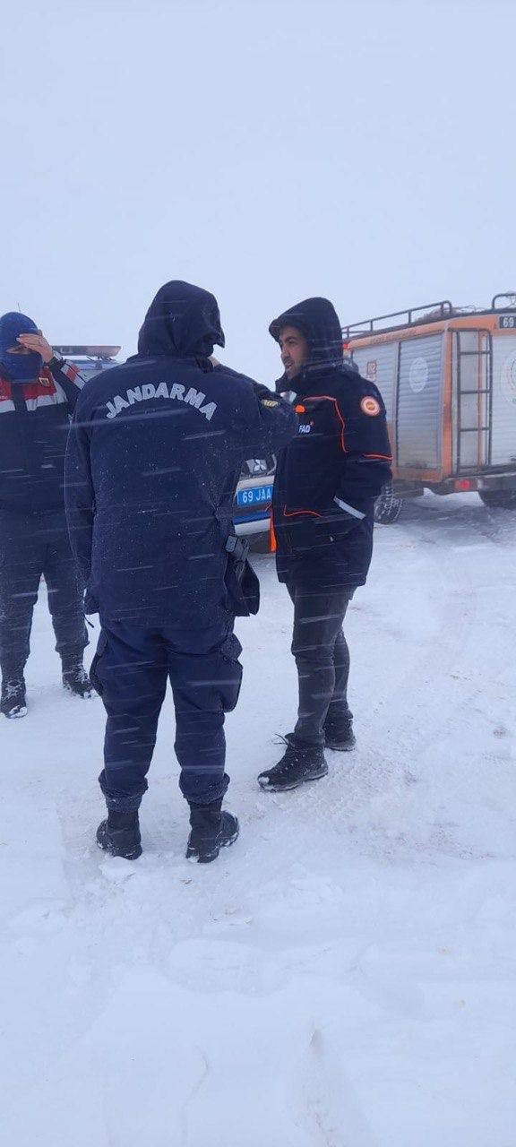 Bayburt’ta aracı kara saplanan vatandaş mahsur kaldığı yaylada kurtarıldı