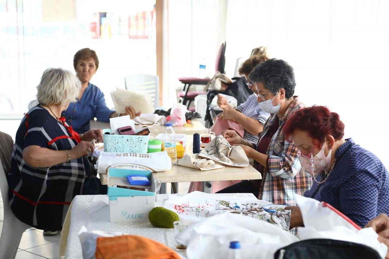 Bayraklı Belediyesinden 51 branşta kurs imkanı