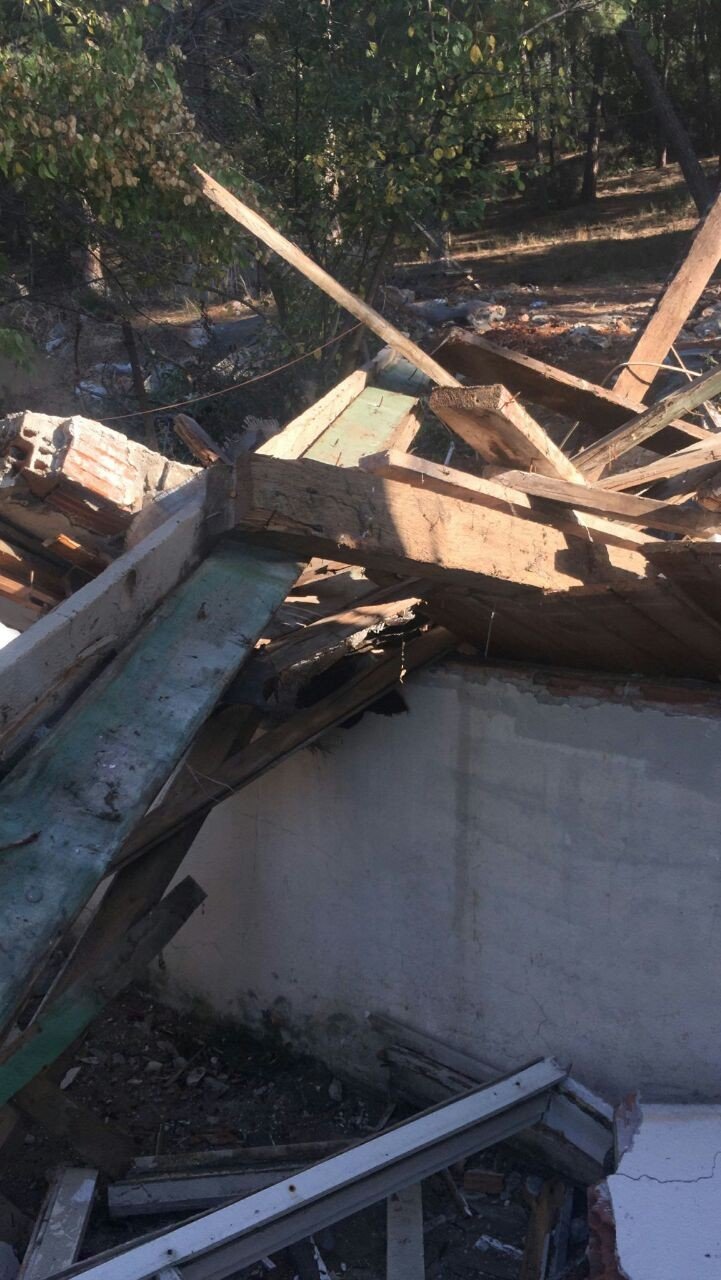 Yıllardır oturdukları müştemilat, Adalar Belediyesi tarafından yıkıldı