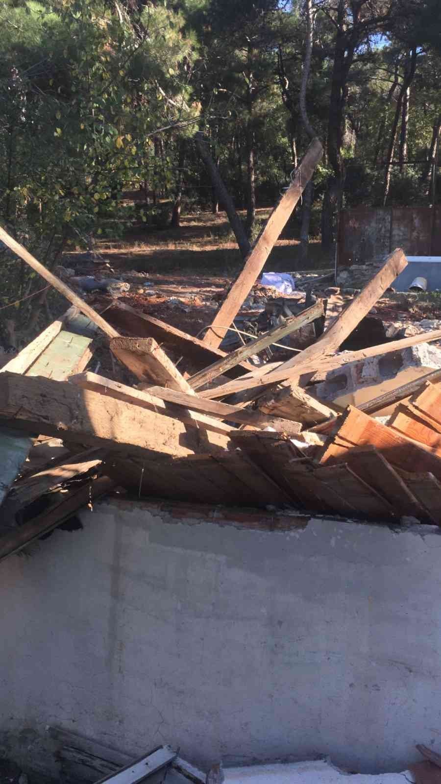 Yıllardır oturdukları müştemilat, Adalar Belediyesi tarafından yıkıldı