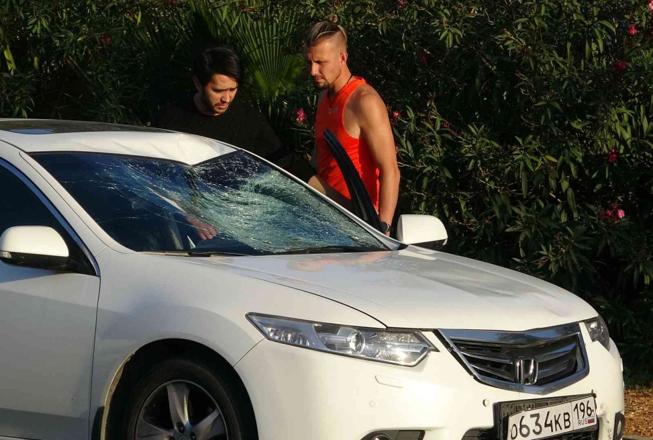 Otomobilin çarptığı yaya metrelerce havaya uçarak hayatını kaybetti