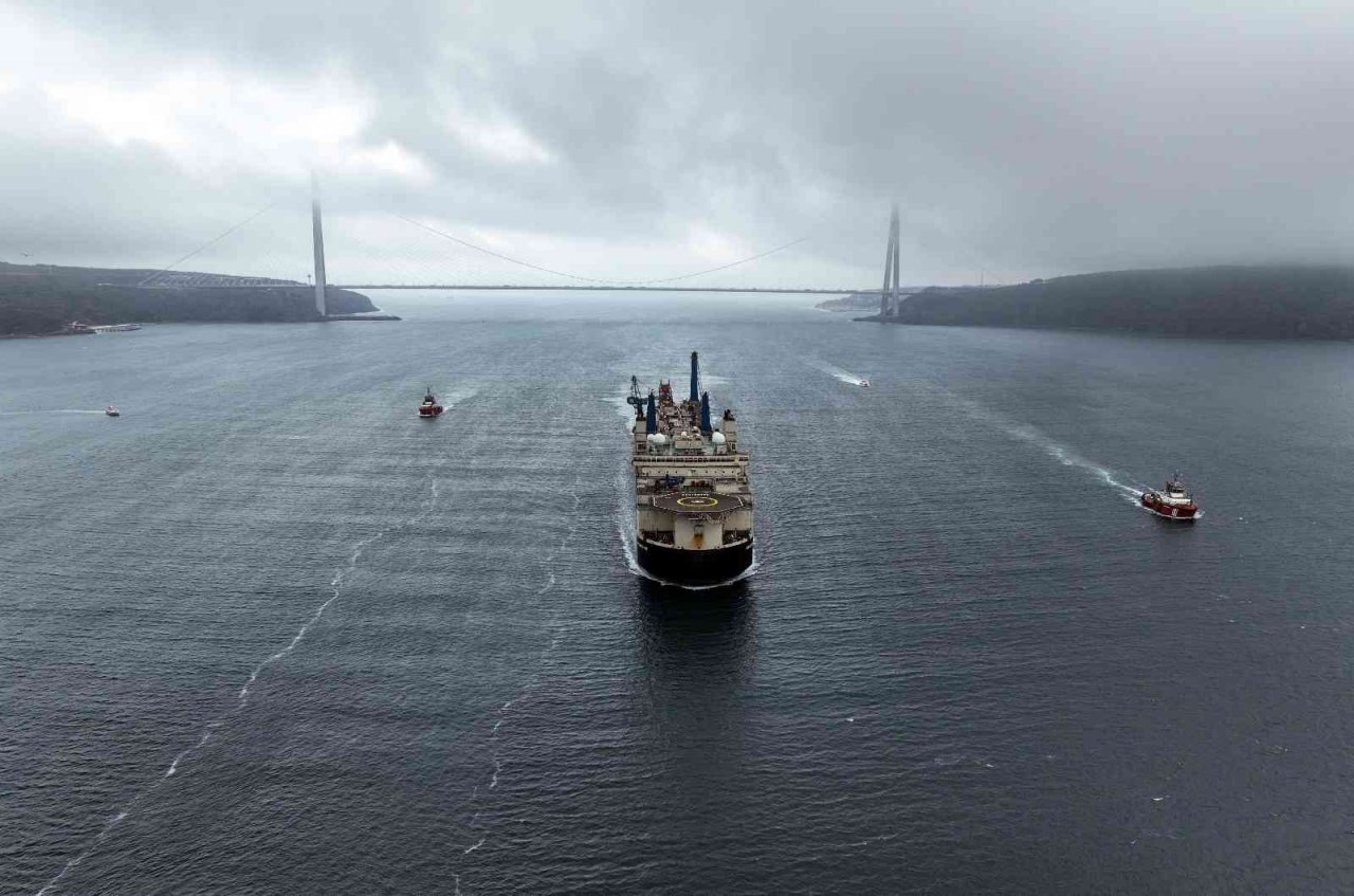 ’’Castorone’’ İstanbul Boğazı’ndan geçti