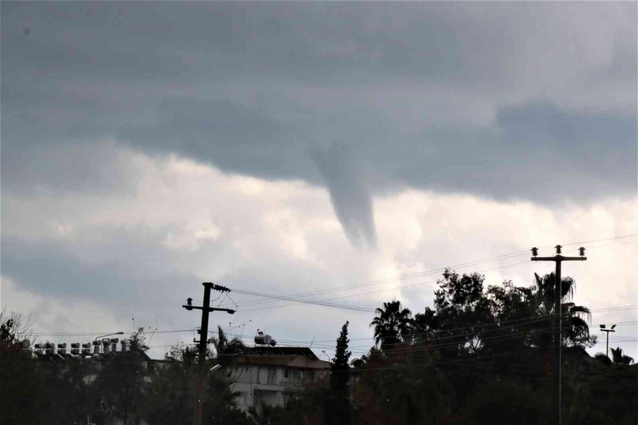 Antalya’da 1 saat etkili olan sağanak yağışta çilek seraları sular içinde kaldı