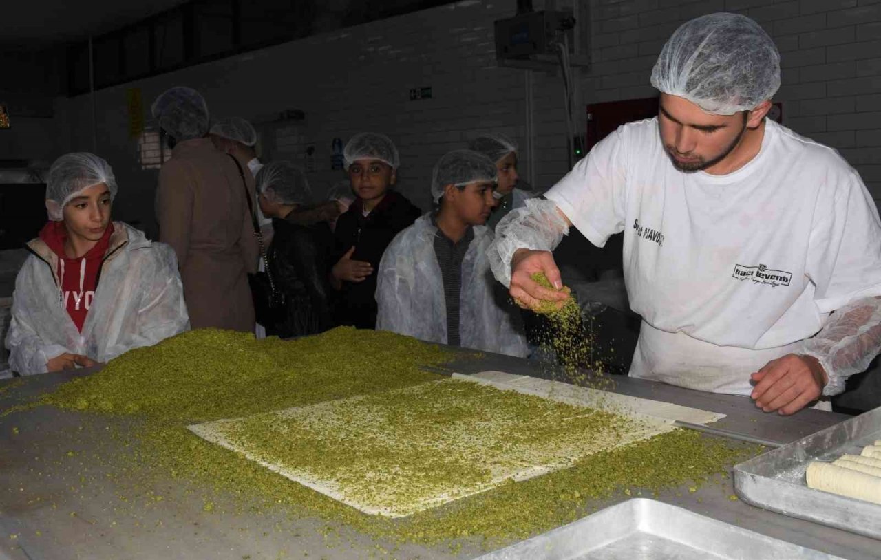 Diyarbakır’da öğrenciler, tatlının yapım aşamasını yerinde gördü