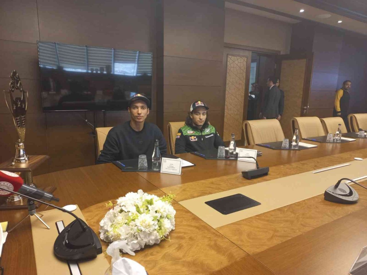 Bakan Kasapoğlu, dünya şampiyonu milli motosikletçileri ağırladı