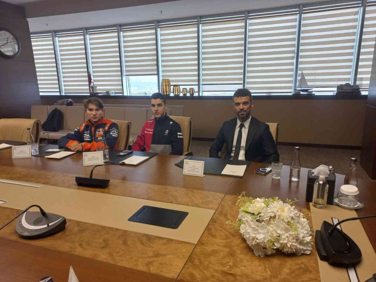 Bakan Kasapoğlu, dünya şampiyonu milli motosikletçileri ağırladı