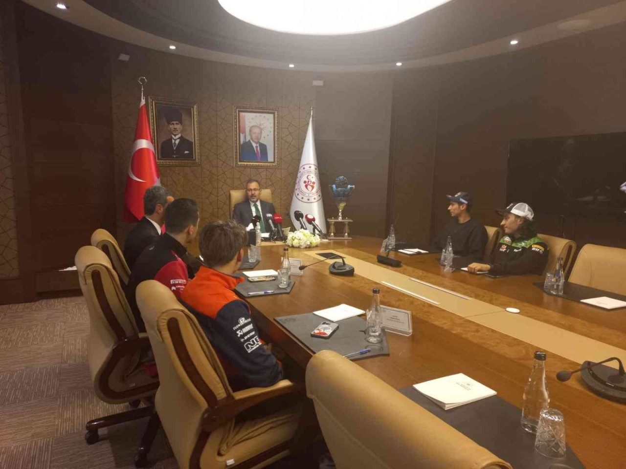 Bakan Kasapoğlu, dünya şampiyonu milli motosikletçileri ağırladı