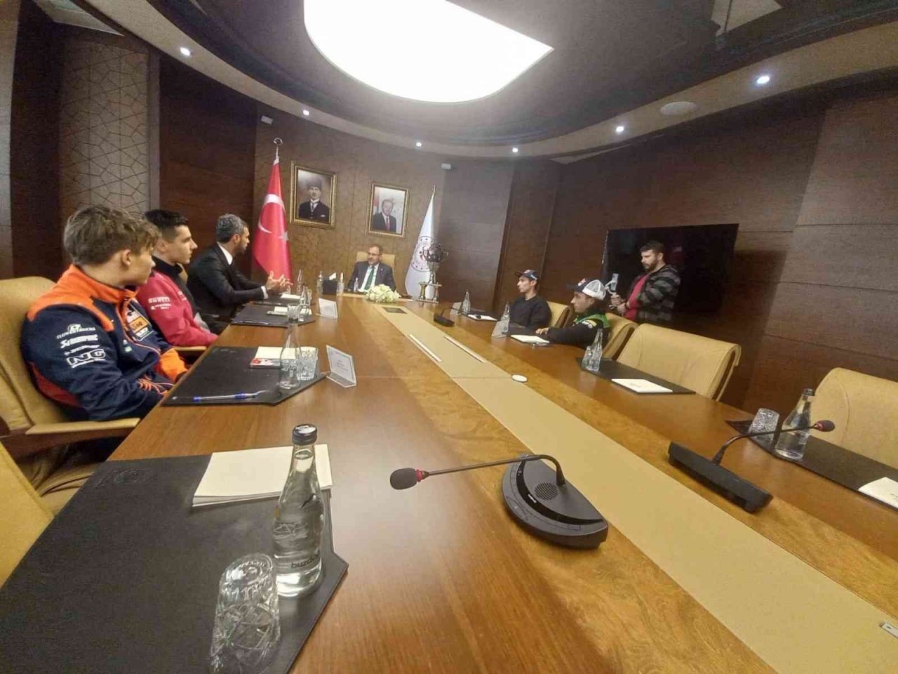 Bakan Kasapoğlu, dünya şampiyonu milli motosikletçileri ağırladı