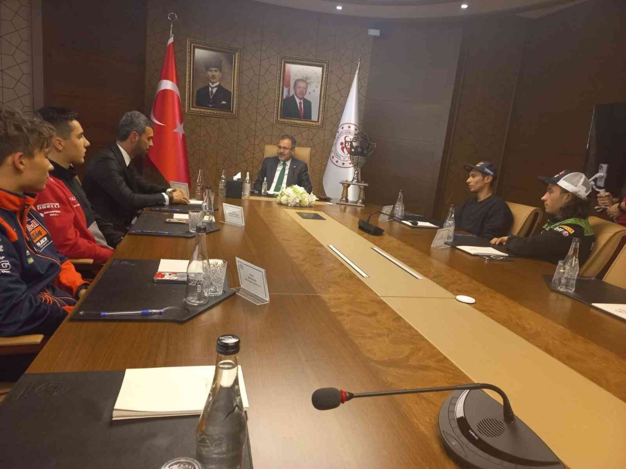 Bakan Kasapoğlu, dünya şampiyonu milli motosikletçileri ağırladı