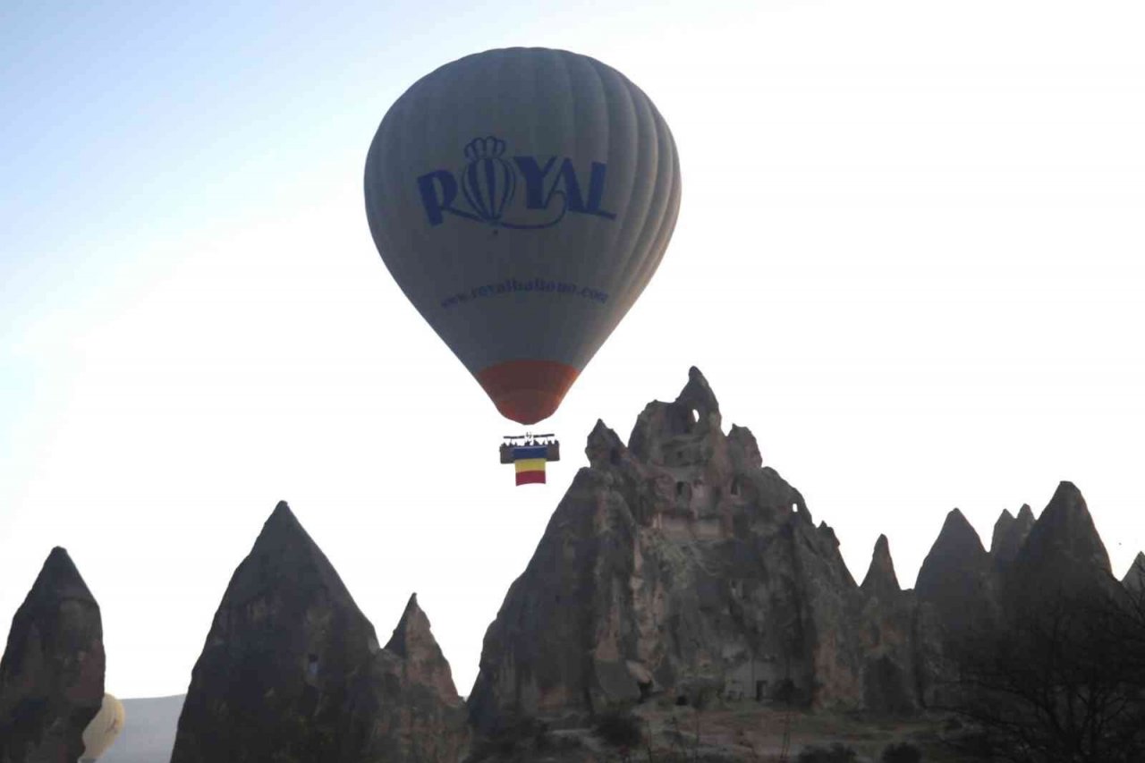 Kapadokya’da sıcak hava balonları Romanya bayrağıyla havalandı