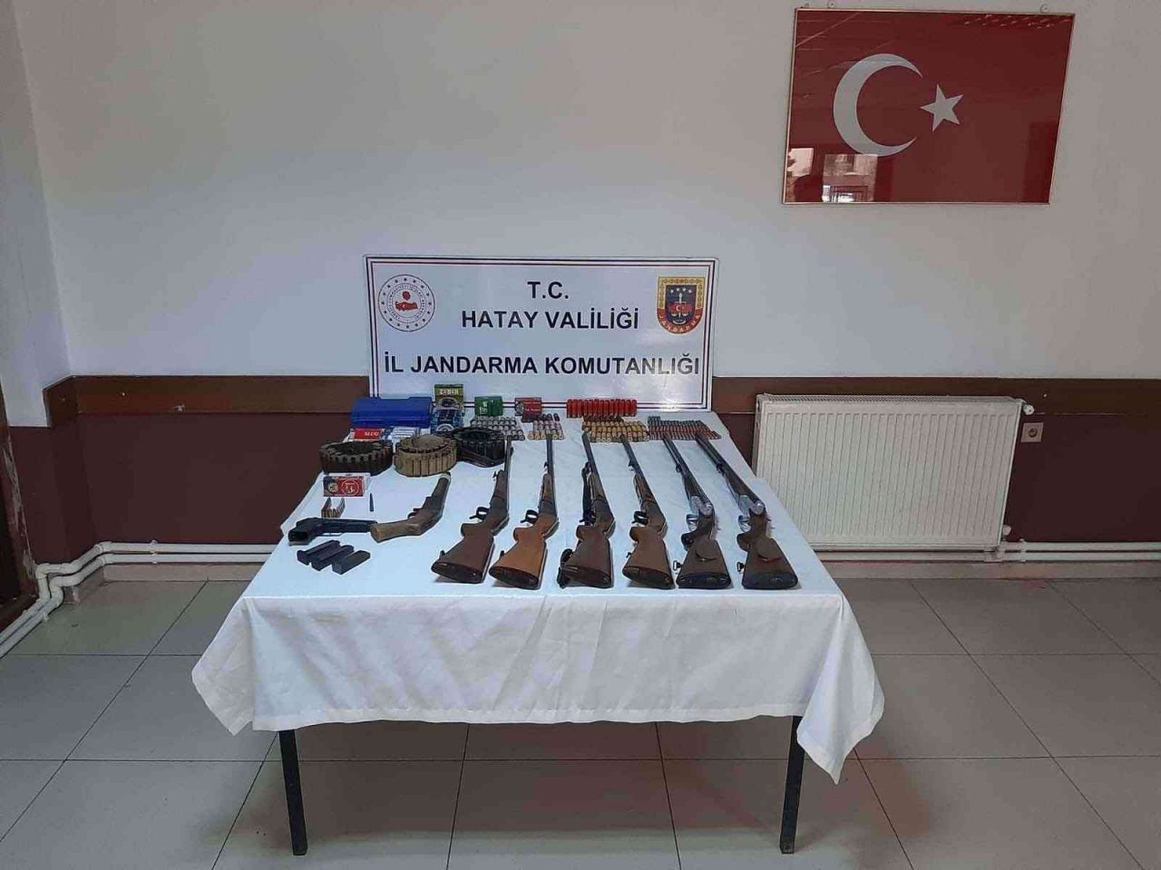 Bir evden 7’si tüfek 8 silah ile 490 adet fişek ele geçirildi