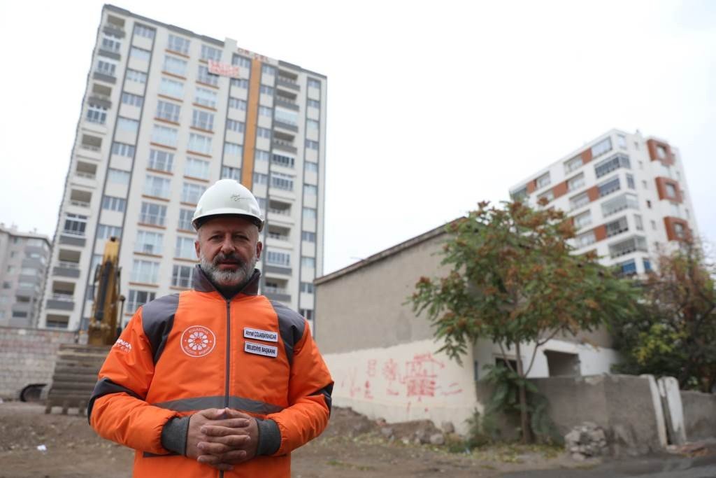 Başkan Çolakbayrakdar: "Dönüşümle 2 bin 185 aile kışı sıcacık evlerinde geçiriyor"