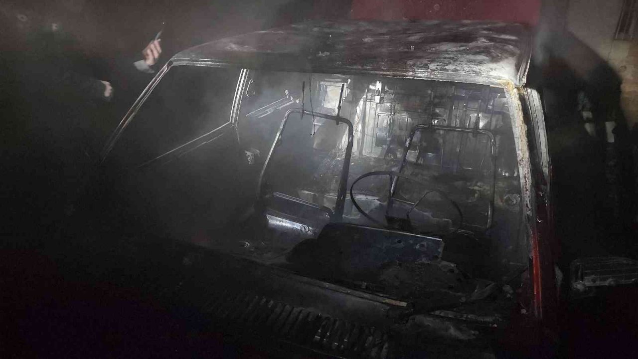 Park halindeki otomobil alevlere teslim oldu