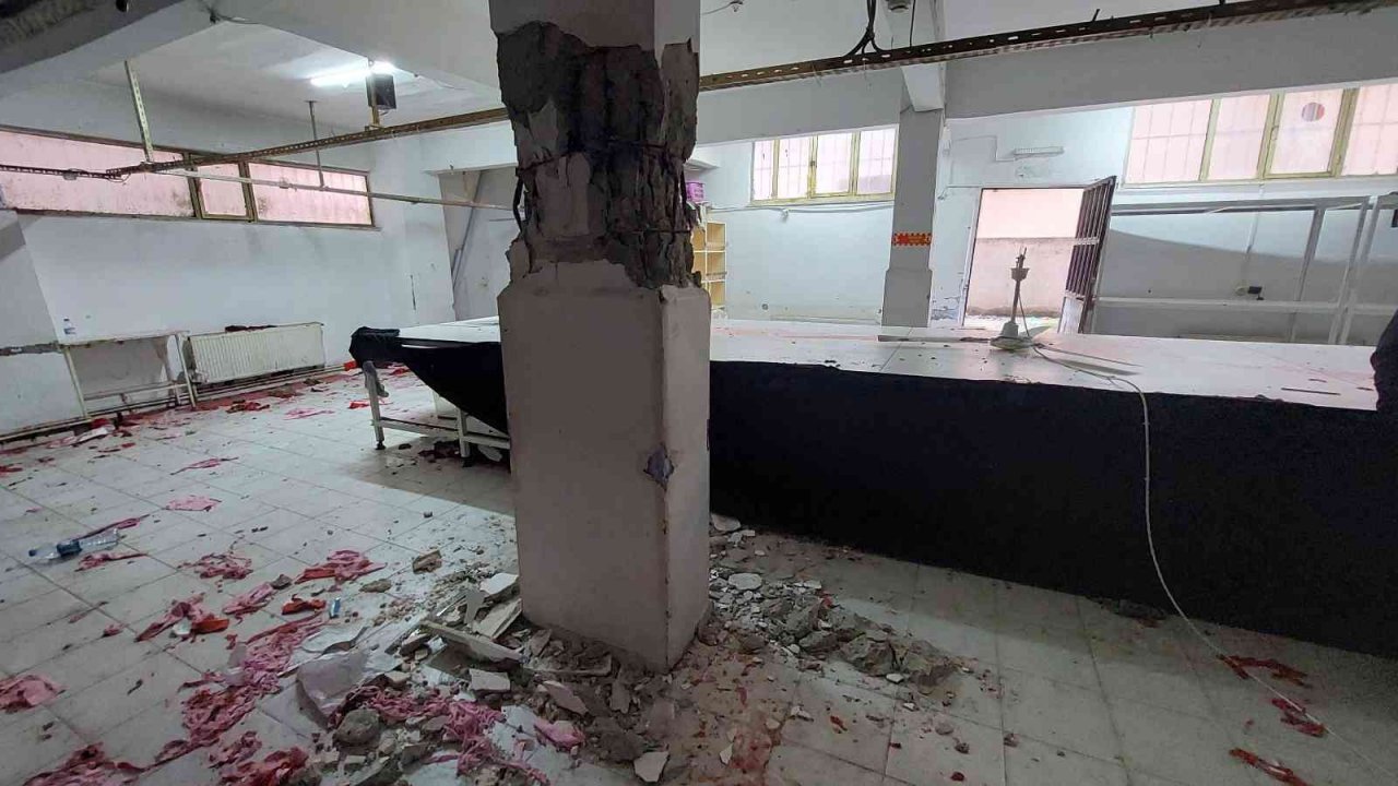 Küçükçekmece’de 24 yıllık binanın kolonları patladı