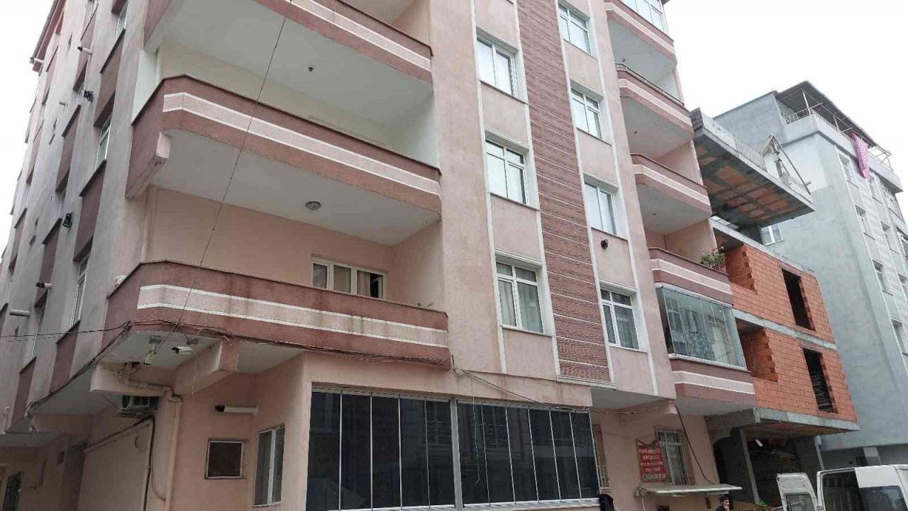 Küçükçekmece’de 24 yıllık binanın kolonları patladı