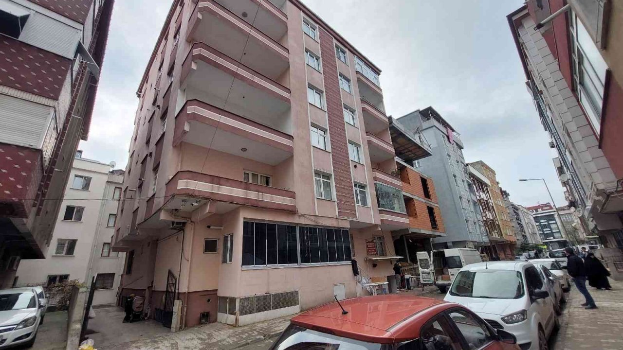 Küçükçekmece’de 24 yıllık binanın kolonları patladı