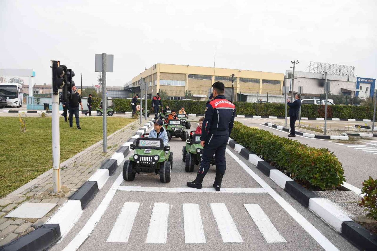 Minikler trafik kurallarını eğlenerek öğreniyorlar