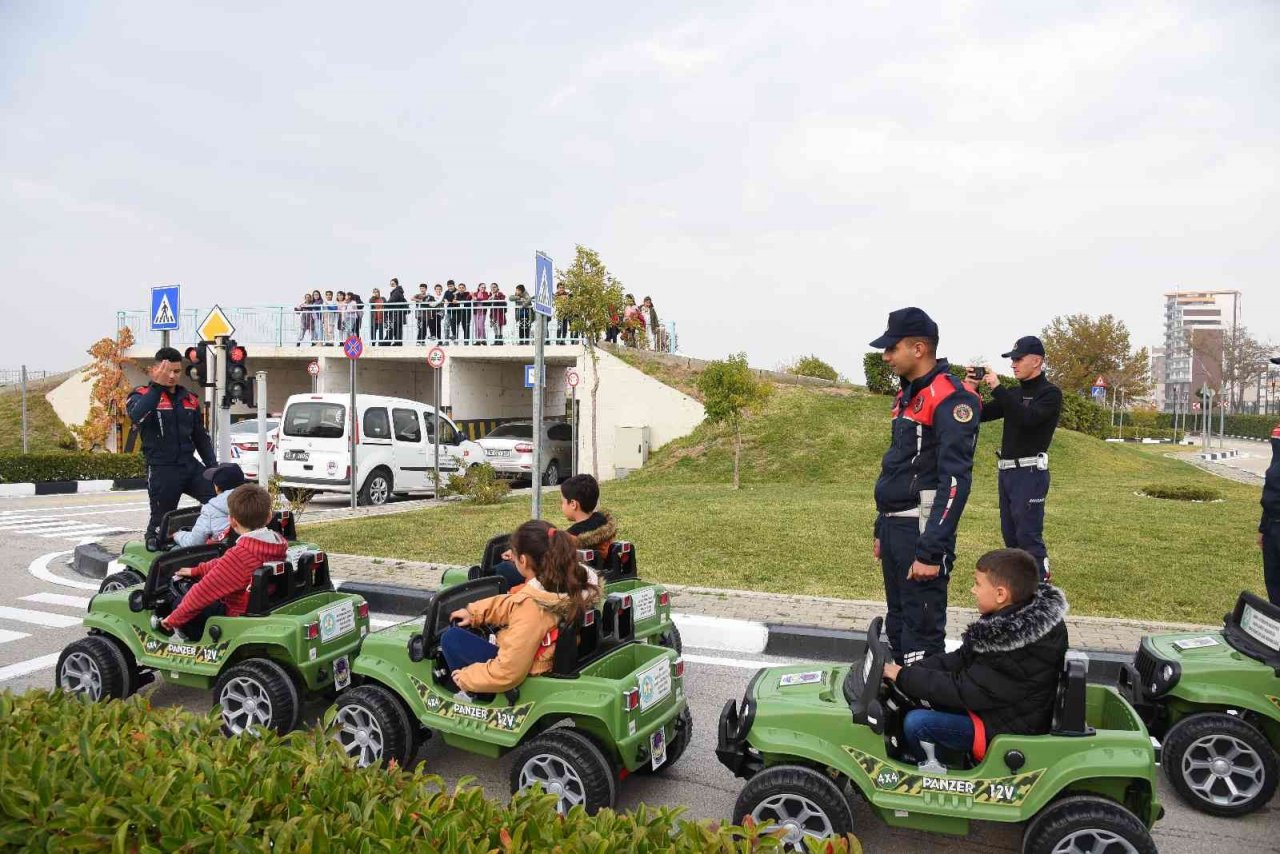 Minikler trafik kurallarını eğlenerek öğreniyorlar