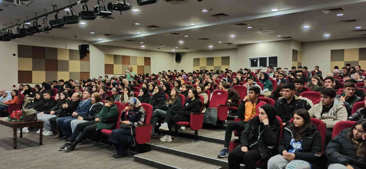 Liseli öğrencilere siber suçlarla mücadele semineri verildi