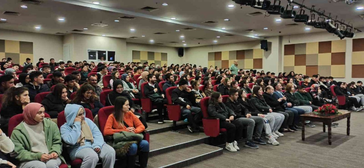 Liseli öğrencilere siber suçlarla mücadele semineri verildi