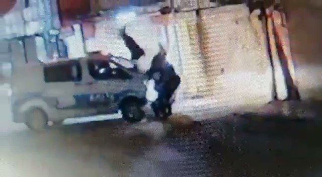 Motosikletli polis aracına çarptı, sürücünün havalanıp düşme anı kameraya yansıdı