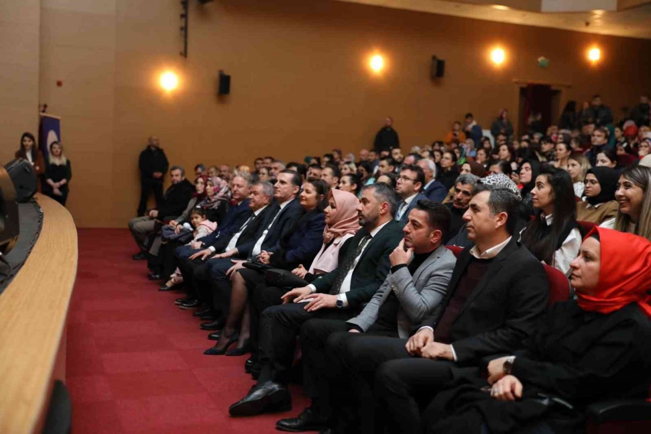 Öğretmenlerden oluşan Boş Beşik Halk Oyunları Topluluğu’nun gösterisine yoğun ilgi