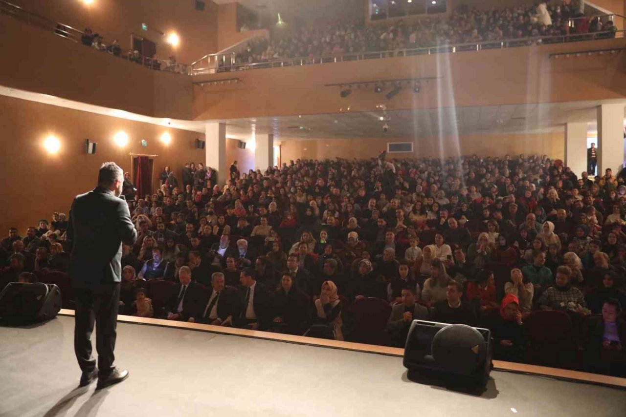 Öğretmenlerden oluşan Boş Beşik Halk Oyunları Topluluğu’nun gösterisine yoğun ilgi