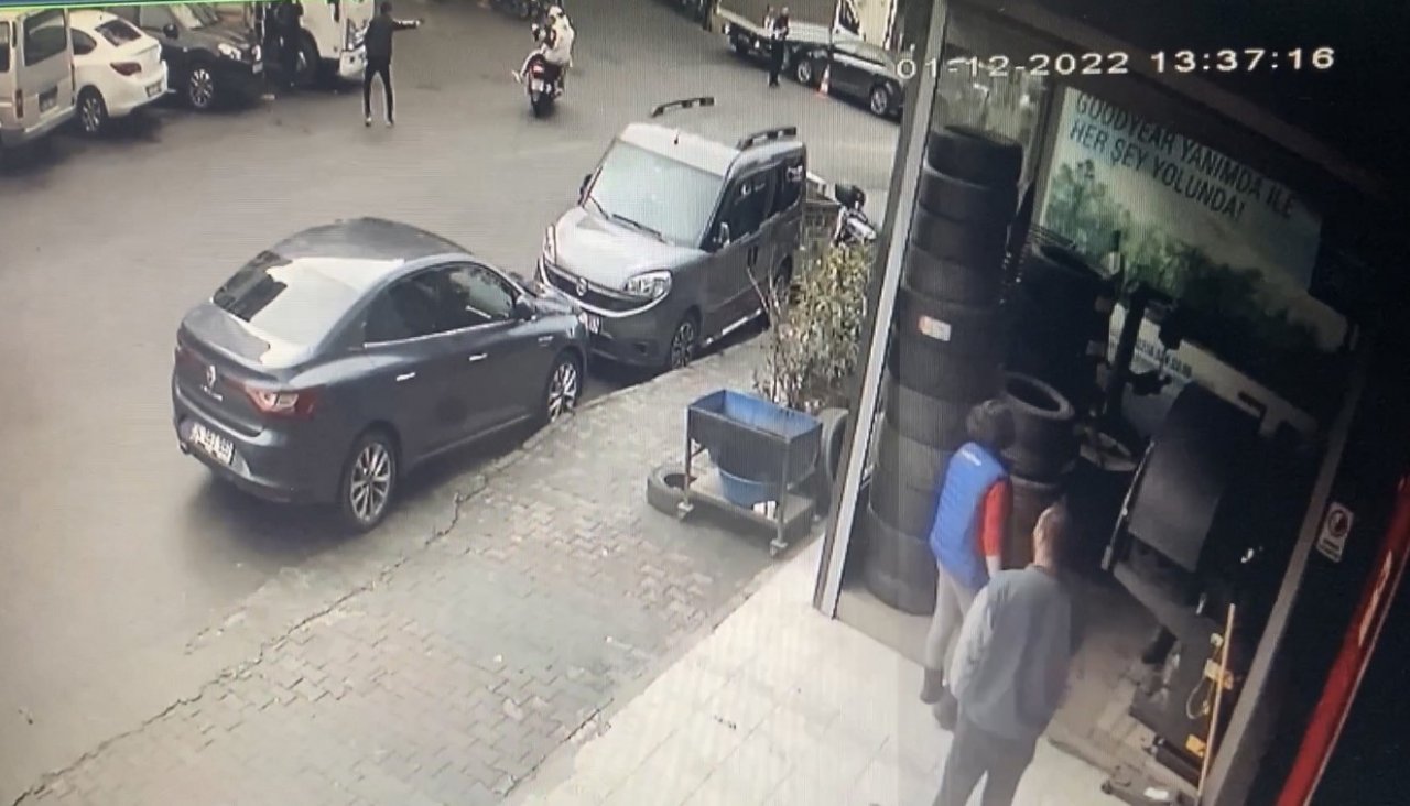 Şişli’de motosikletteki 2 kişiye silahlı saldırı: Olay anı kameraya yansıdı