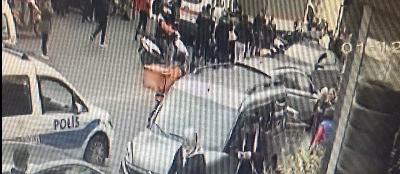 Şişli’de motosikletteki 2 kişiye silahlı saldırı: Olay anı kameraya yansıdı