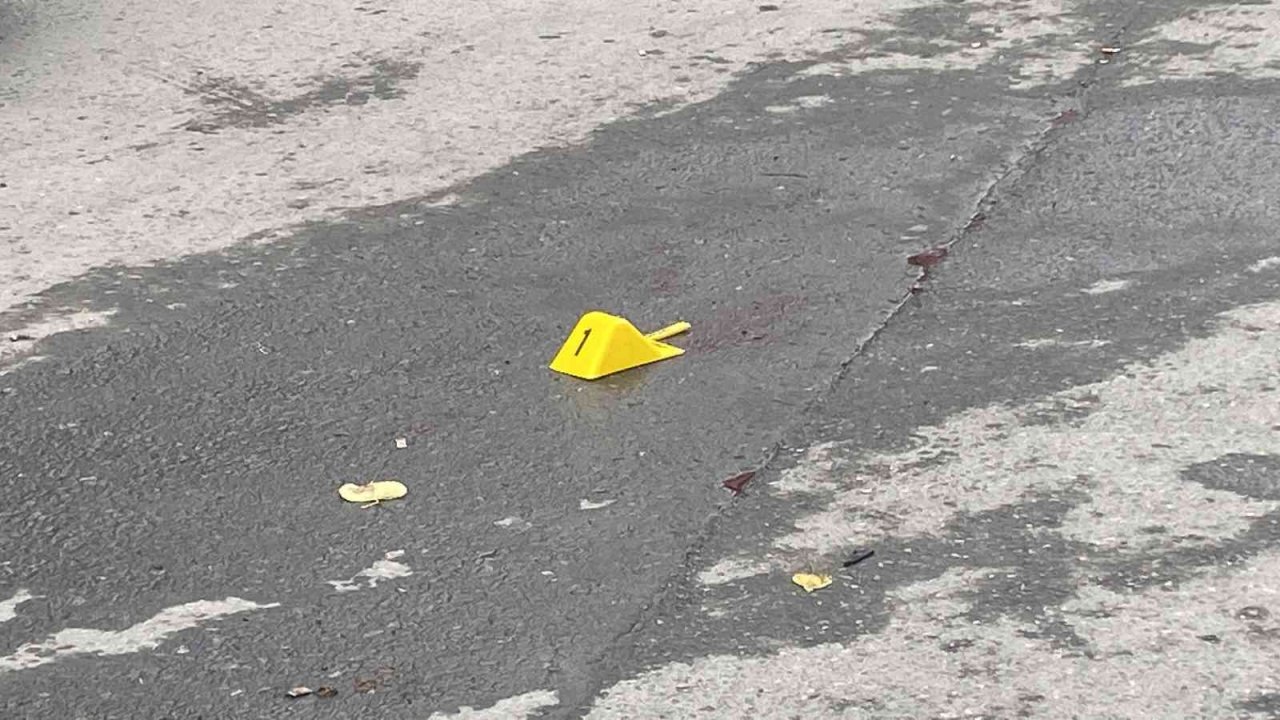 Şişli’de motosikletteki 2 kişiye silahlı saldırı: Olay anı kameraya yansıdı