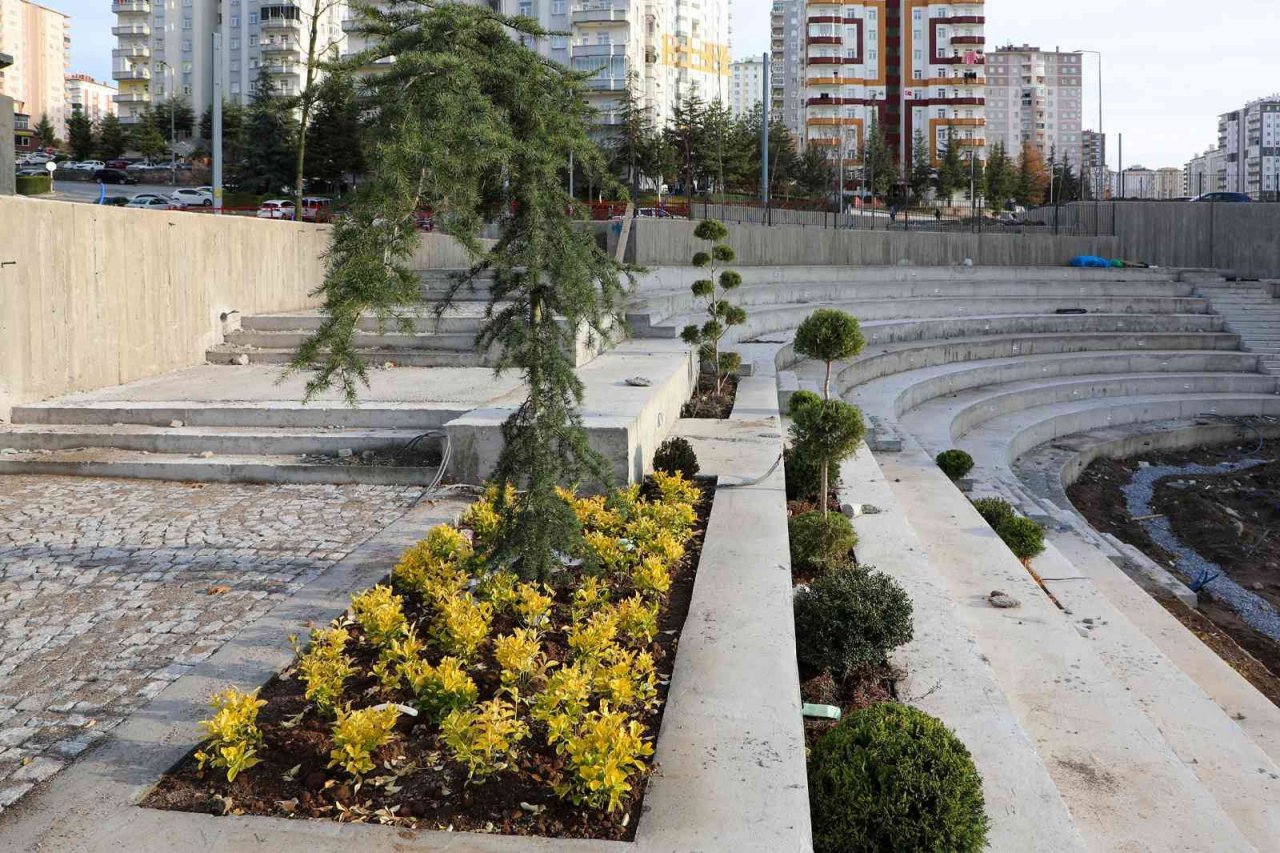 Mevlana Meydanı Ağaçlandırılıyor