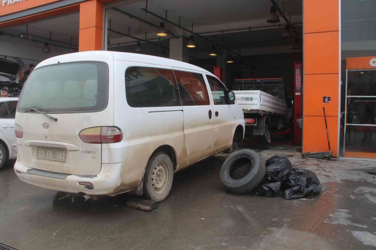 Kış lastiği zorunluğu başladı, ceza yemek istemeyen sürücüler lastikçilere akın etti
