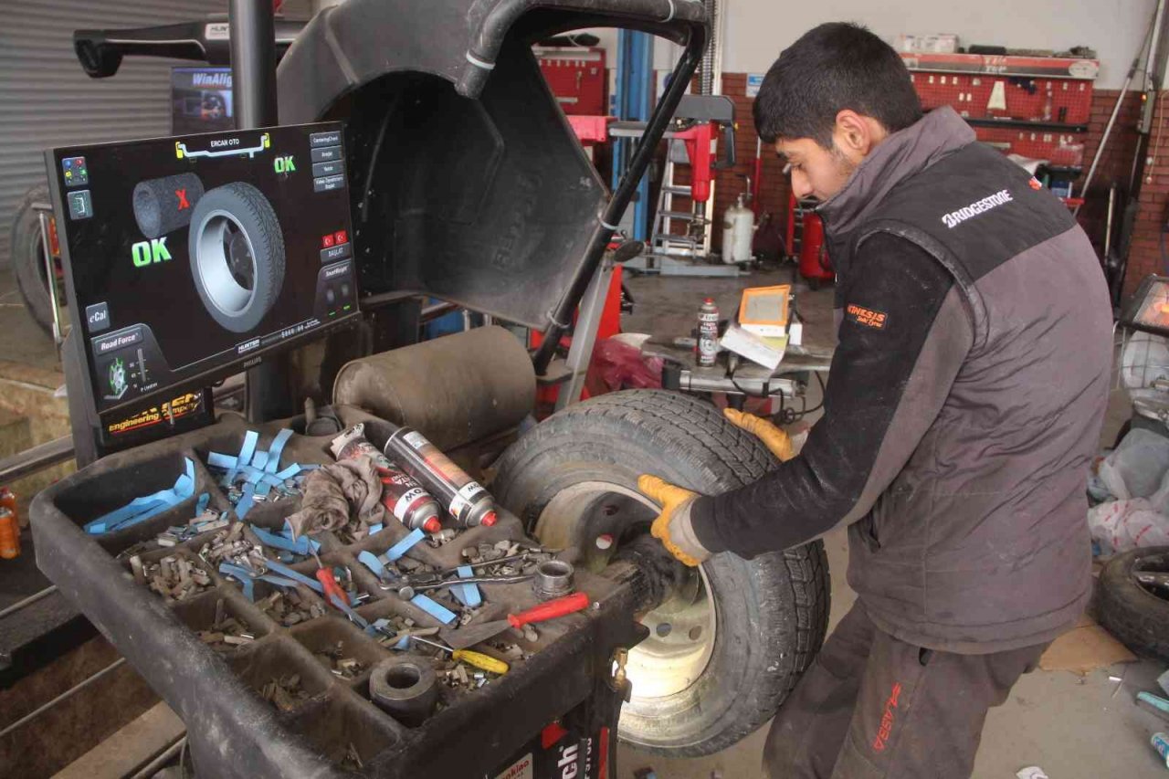 Kış lastiği zorunluğu başladı, ceza yemek istemeyen sürücüler lastikçilere akın etti