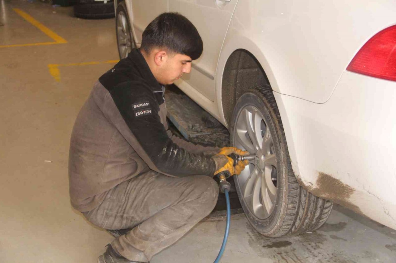 Kış lastiği zorunluğu başladı, ceza yemek istemeyen sürücüler lastikçilere akın etti