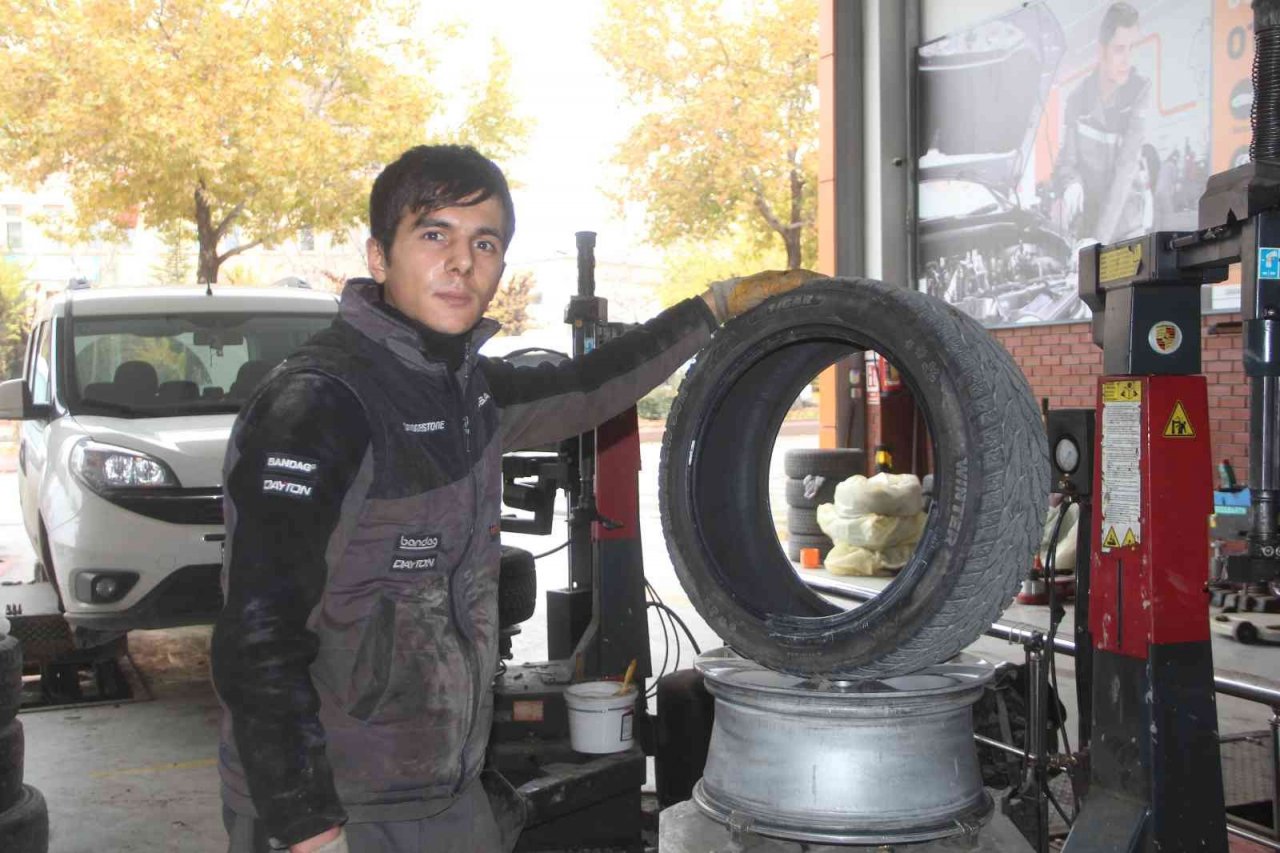 Kış lastiği zorunluğu başladı, ceza yemek istemeyen sürücüler lastikçilere akın etti