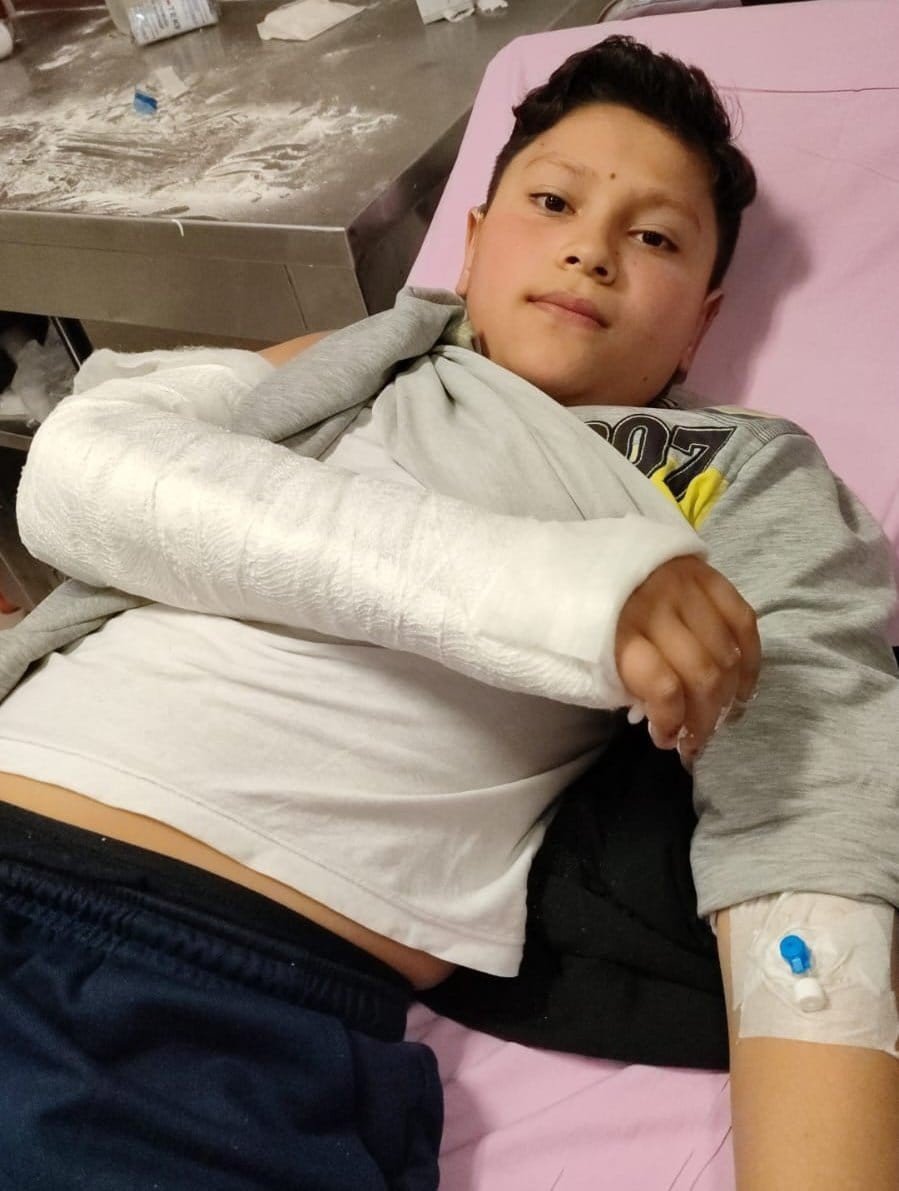 Başıboş köpeğin saldırısına uğrayan 12 yaşındaki çocuk ölümden döndü